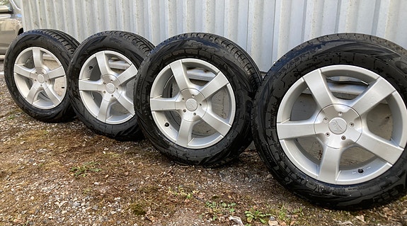 Todella hyvät kesärenkaat 195/65R15 vanteineen