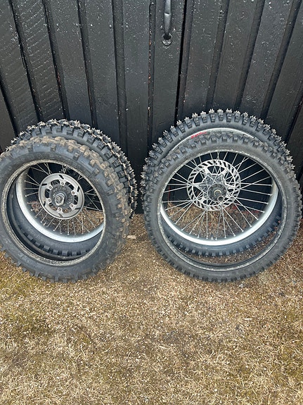 GASGAS 300ec Enska piikit vanteilla + enduro renkaat