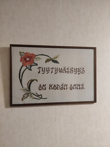 Kirjailtu seinävaate