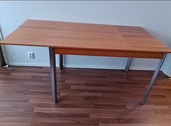 ruokapöytä 4 tai 6 heng. metalli jaloilla