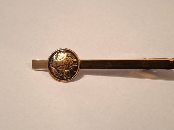 Kalevala Koru Aurinkoleijona solmioneula, pronssi