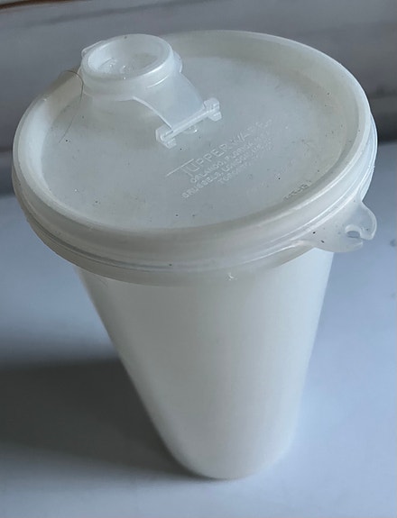 Tupperware / säilytysastia kannella