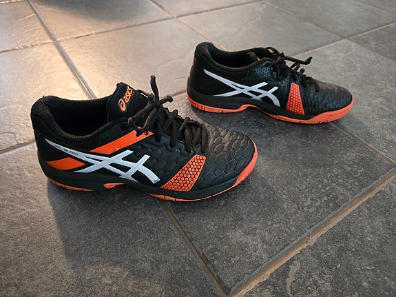 Asics-sisäpelikengät, koko 38, hyvä kunto!