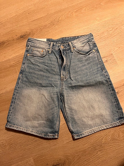 H&M miesten farkkushortsit 28