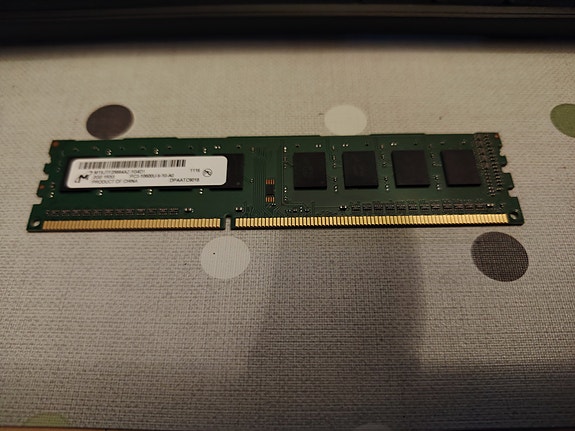 Micron 2GB DDR3 RAM-muisti (PC3-10600U)