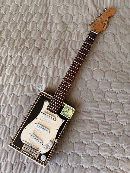 HOBO 63 Stratocaster sikarilaatikkokitara