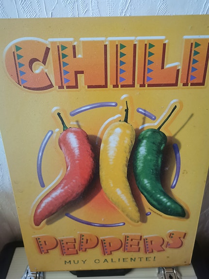 Chili-aiheinen metallikyltti