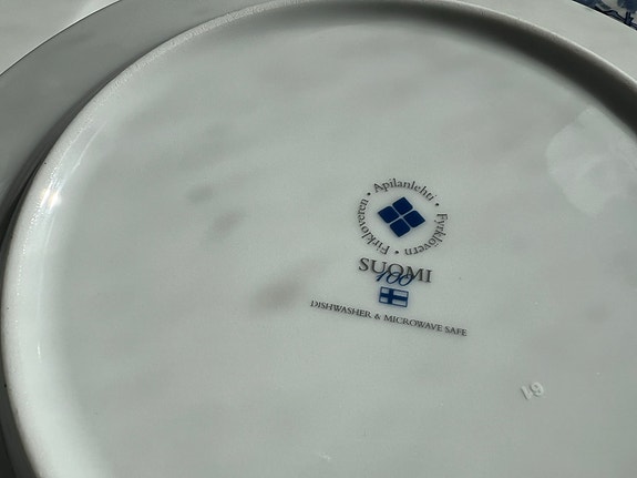 Arabia Suomi lautaset sinisellä kuviolla