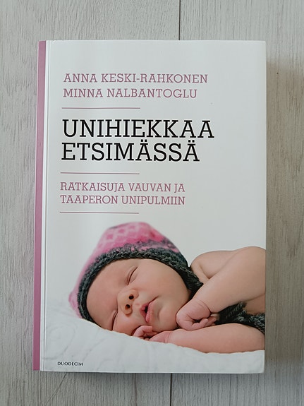 Unihiekkaa etsimässä -kirja