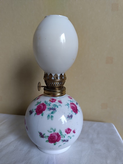 Pieni vintage öljylamppu ruusukuviolla
