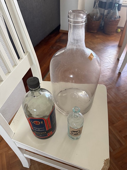 Vanhoja lasipulloja ja lasinen damejeanne