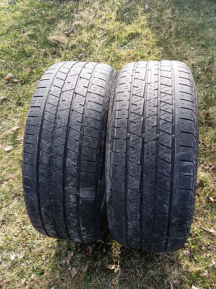 Kaksi rengasta 235/55 R 17