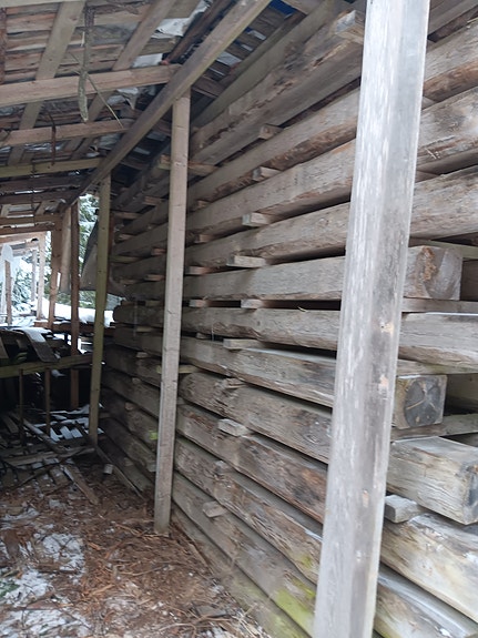 Vanhoja hirsiä rakennuspuuksi