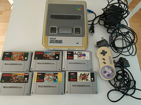 Super Nintendo SNES + muutama peli