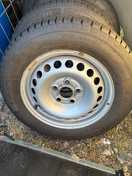 Mercedes sprinterin kesärenkaat vanteilla 205/65R16