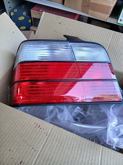 BMW E36 SEDAN Uusi vasen takavalo 115908412