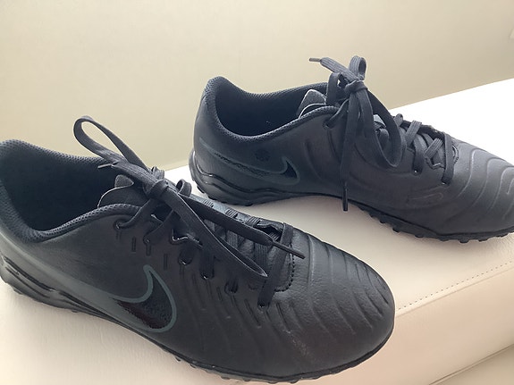 Nike nuorten jalkapallo Turf-kengät, koko 37,5