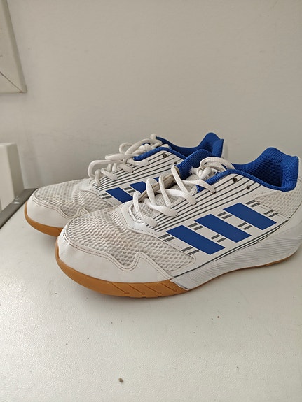 Adidas lasten sisäpelikengät koko 34 valkoinen/sininen
