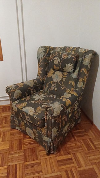 Kaunis laadukas nojatuoli. Kukkia