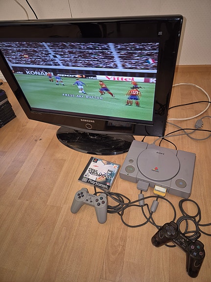 Sony Playstation 1 konsoli tarvikkeineen