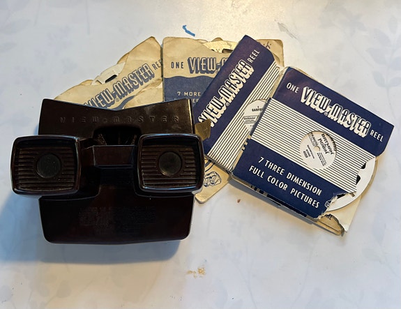 View-Master katselulaite ja kuvakiekkoja