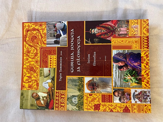 Tapio Tamminen: Gurujen, jogien ja filosofien Intian filosofia -kirja