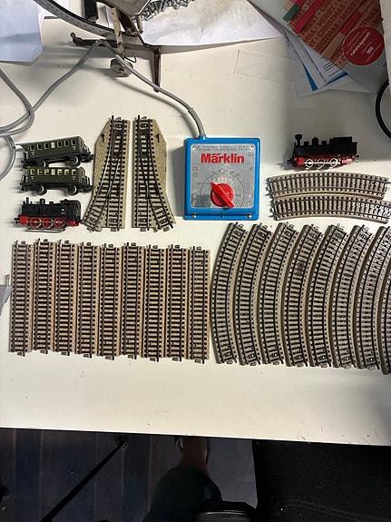 Märklin sähköjunarata muuntaja, veturi, vaunut ja kiskot