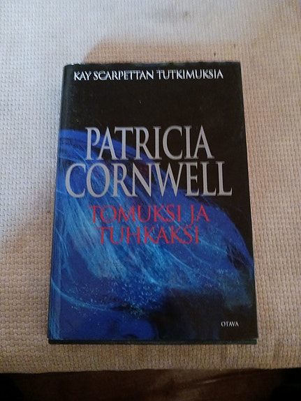 Patricia Cornwell Tomuksi ja tuhkaksi kovakantinen kirja