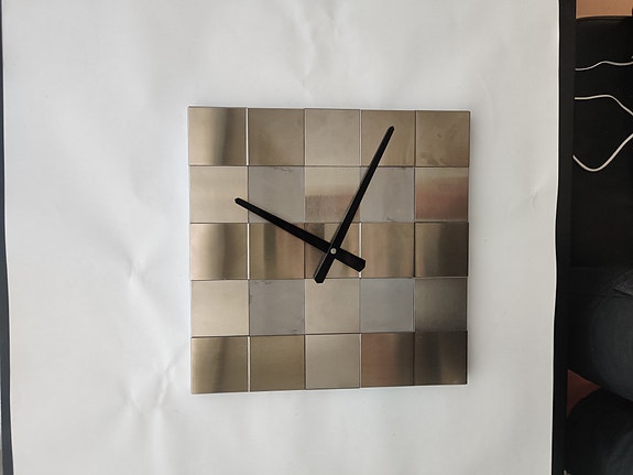 Moderni design-seinäkello 35 x 35 cm, hyväkuntoinen