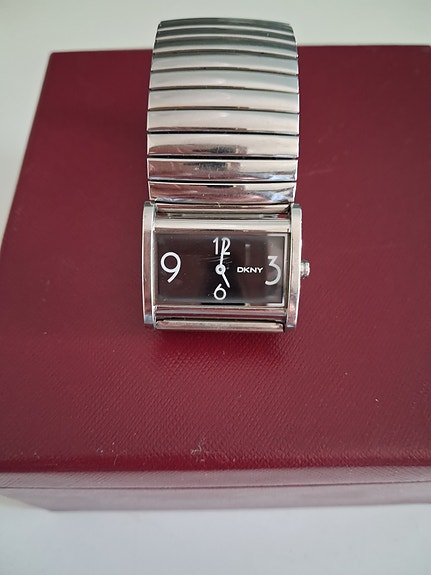 DKNY kello