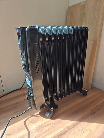 Öljytäytteinen sähkölämmitin termostaatilla