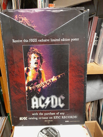 AC/DC promojulisteita 16kpl myymälätelineessä
