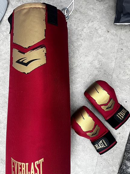 Everlast Prospect 2 Red edition Nyrkkeilysäkki & hanskat JR