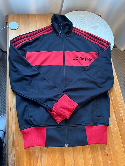 Adidas verkkatakki S musta punainen