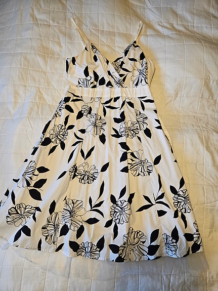 valkoinen kesämekko, M