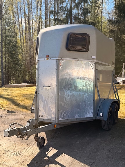 Vuokrataan 2 hevosen traileria