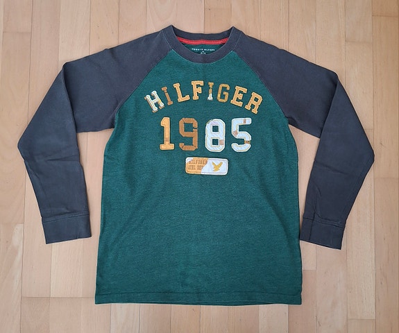 Poikien Tommy Hilfiger paita. Koko 8-10 (vastaa noin kokoa 128-134)