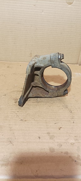 Volvo S40, V40 vetoakselin tukilaakerin kiinnike.