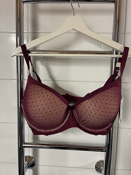Change Intimate Cara Seamless push up -rintaliivit koko 80F punainen