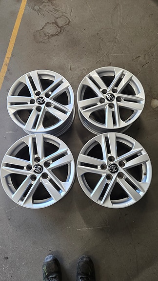 Toyota Corolla alkuperäiset 16" vanteet