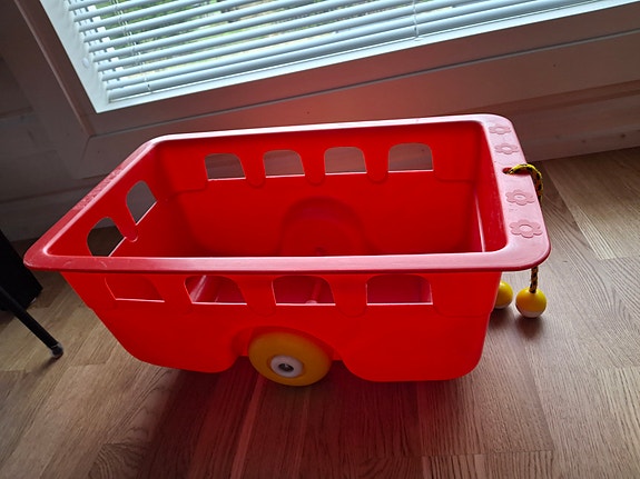 Lasten lelulaatikko pyörillä