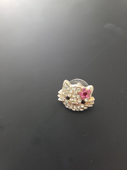 Yksinäinen Hello Kitty korvakoru