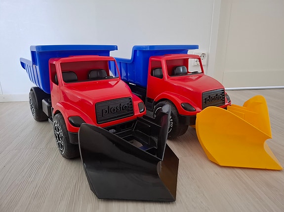 Plasto iso kuorma-auto auralla