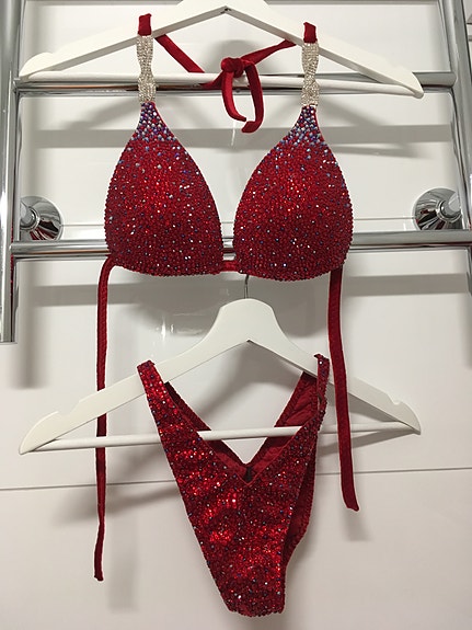 SV Bikinin valmistamat punaiset bikini fitness -bikinit