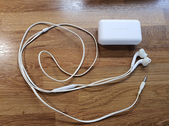 Samsung kuulokkeet säilytyskotelolla