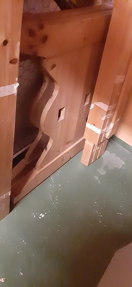Pirtin pöytä ja kaksi penkkiä   männystä. Koottava.