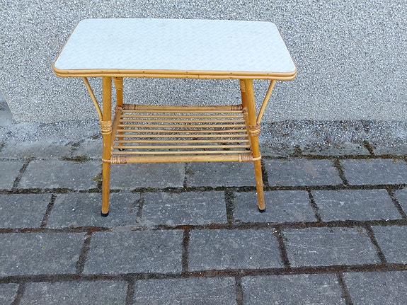 Rottinkinen pieni pöytä.