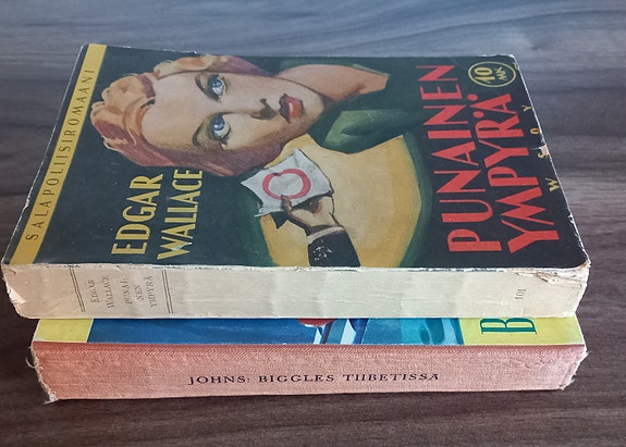 Kesälukemista salapoliisiromaani v. 1941 ja jännityskirja v. 1953