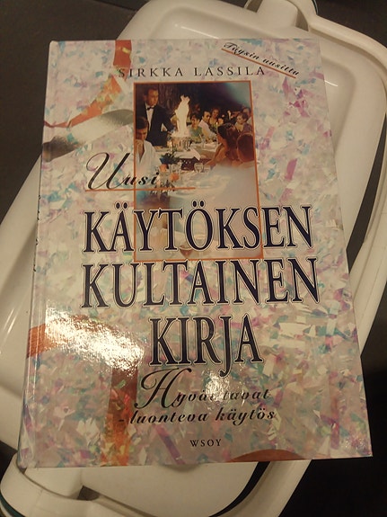 Uusi Käytöksen Kultainen Kirja – Kodin ja juhlan korvaamaton opas