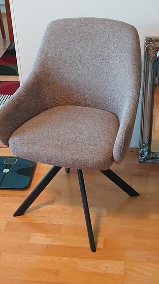 Jyskin mallistosta pyörivä tuoli